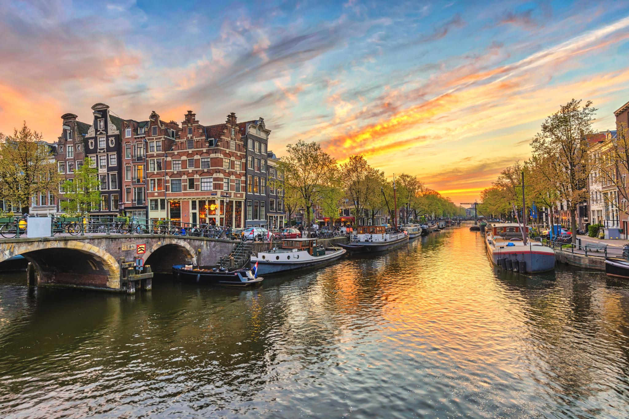 Amsterdam airport transfer service near Amsterdam canals