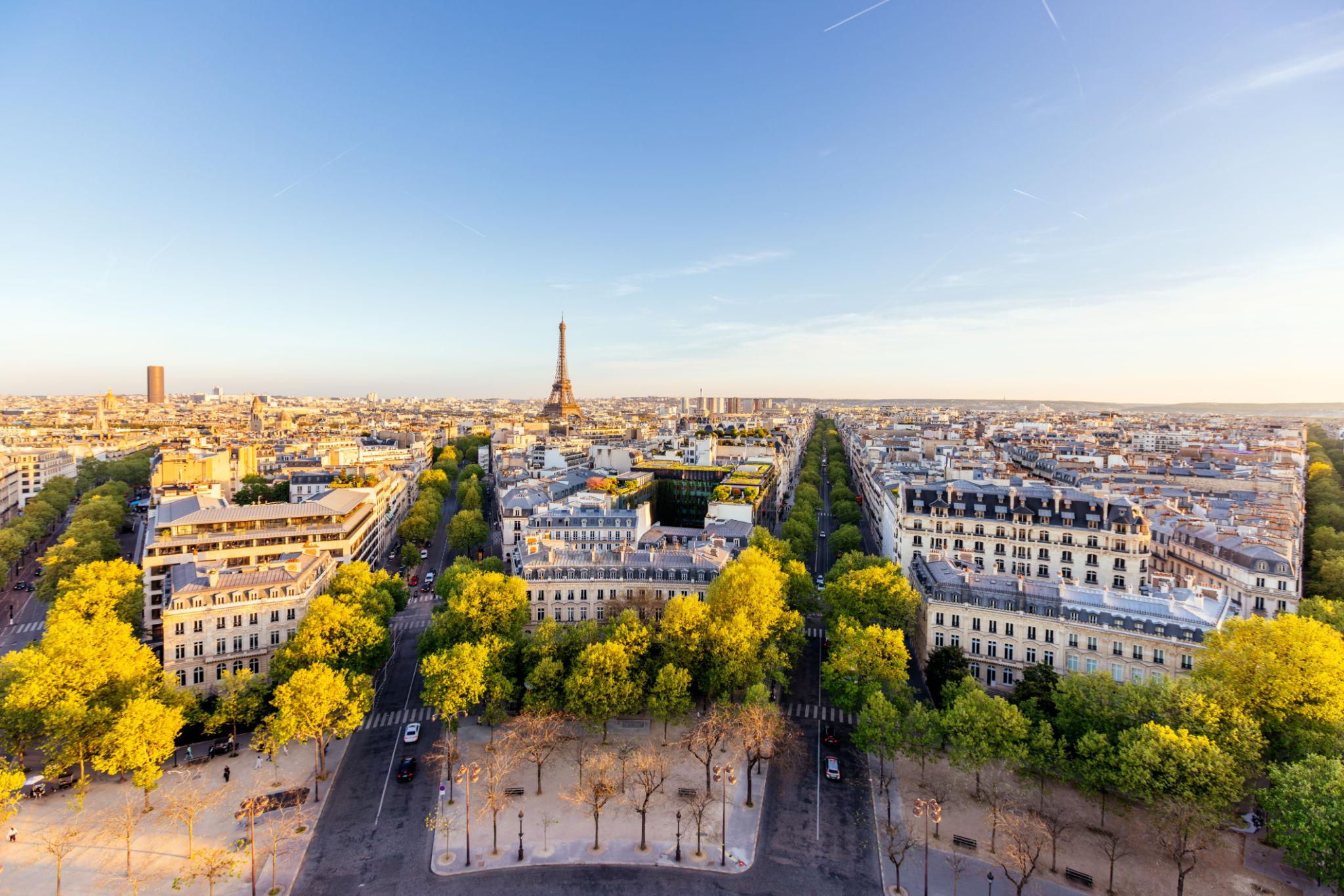 Eiffel Tower district airport transfer service in Paris