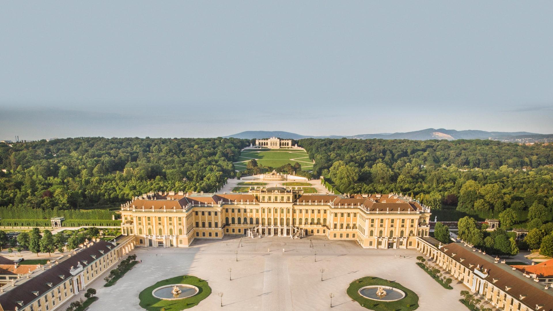 Private airport transfer to Vienna Schönbrunn district