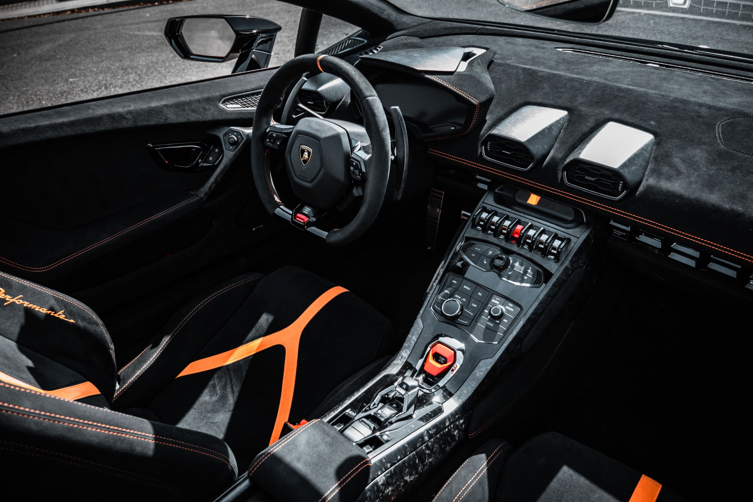 sports car interno